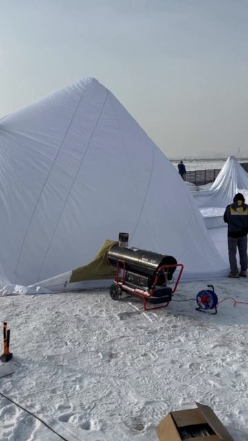 Монтаж бескарскасной палатки 20х15х7 на объекте заказчика в зимних условиях на сложной местности
