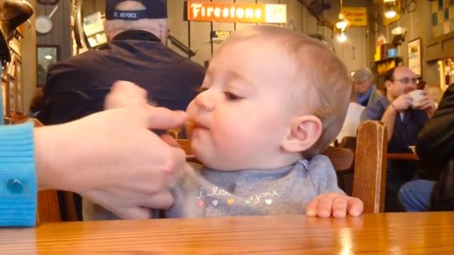 вот это прикол! детки кушают лимон! смотрите их лица! eat lemon!