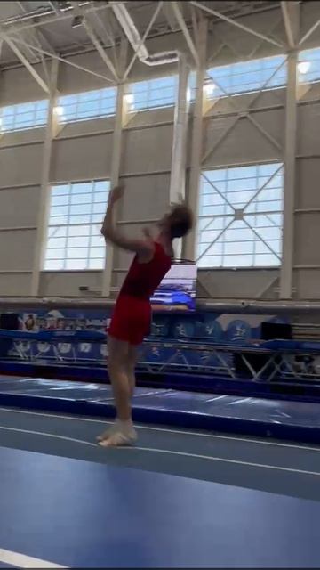 Прыжки на акробатической дорожке