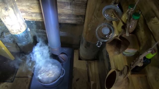 Лесные - ушел один жить в дом под землей. Внутри +42, на улице -25. Землянка в мороз - лес