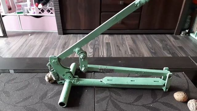 Орехокол для колки грецкого ореха
