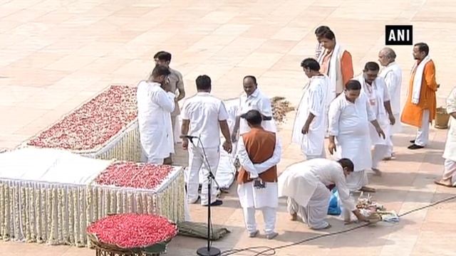 Hamid Karzai arrives in India for Vajpayee's funeral