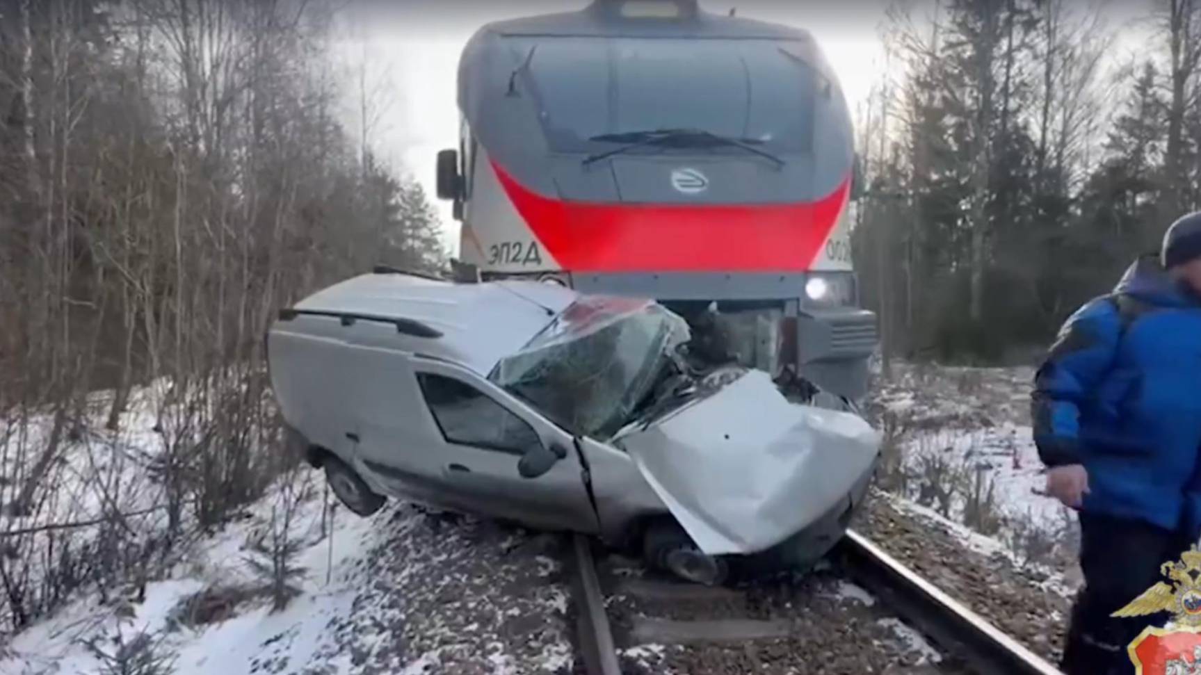 В Подмосковье электричка на скорости врезалась в автомобиль, выехавший на рельсы