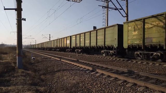 Электровоз 3ЭС5К-535 "Ермак" с грузовым поездом.