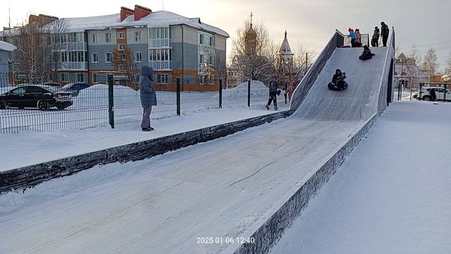 Югорск,  горка на улице Попова 6 января 2025 год