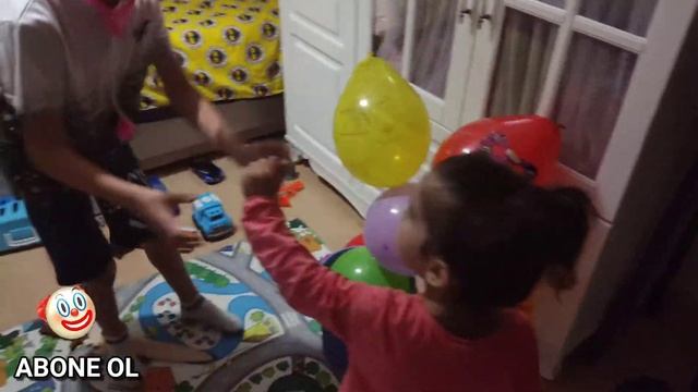 EFE İLE DEFNE BALONLAR'DAN ROBOT YAPTİ  Efe made robot from laurel balloons