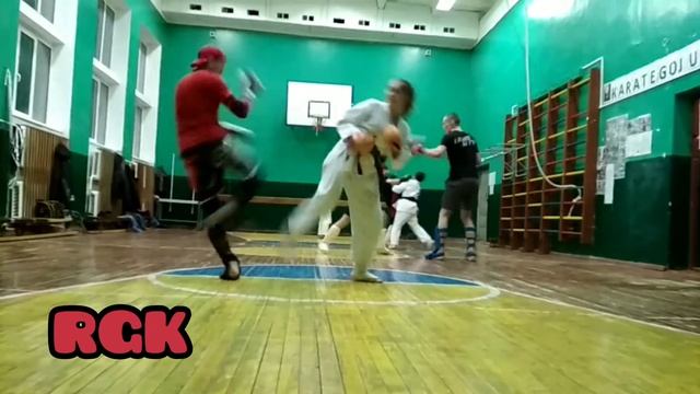 Побить девушку, не реально... Если эта девушка