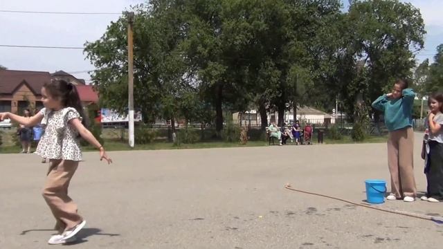 Праздник продолжается. Конкурс "Водоносы"