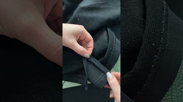 Обработка разреза на трикотажном свитшоте.