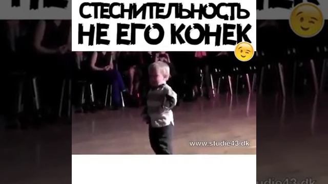Малец отжигает в танце - просто супер!