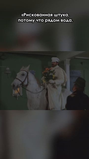 Раздался гудок и лошадь испугалась.