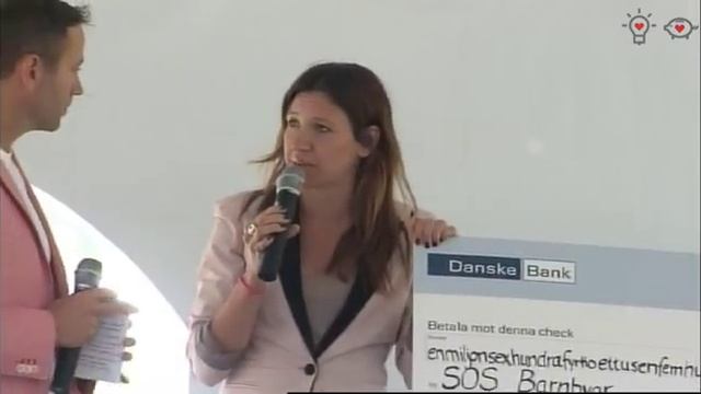 Anna Ryott från SOS Barnbyar tar emot 2011 års utdelning  på 1 641 514 kr från GodEl och GodFond