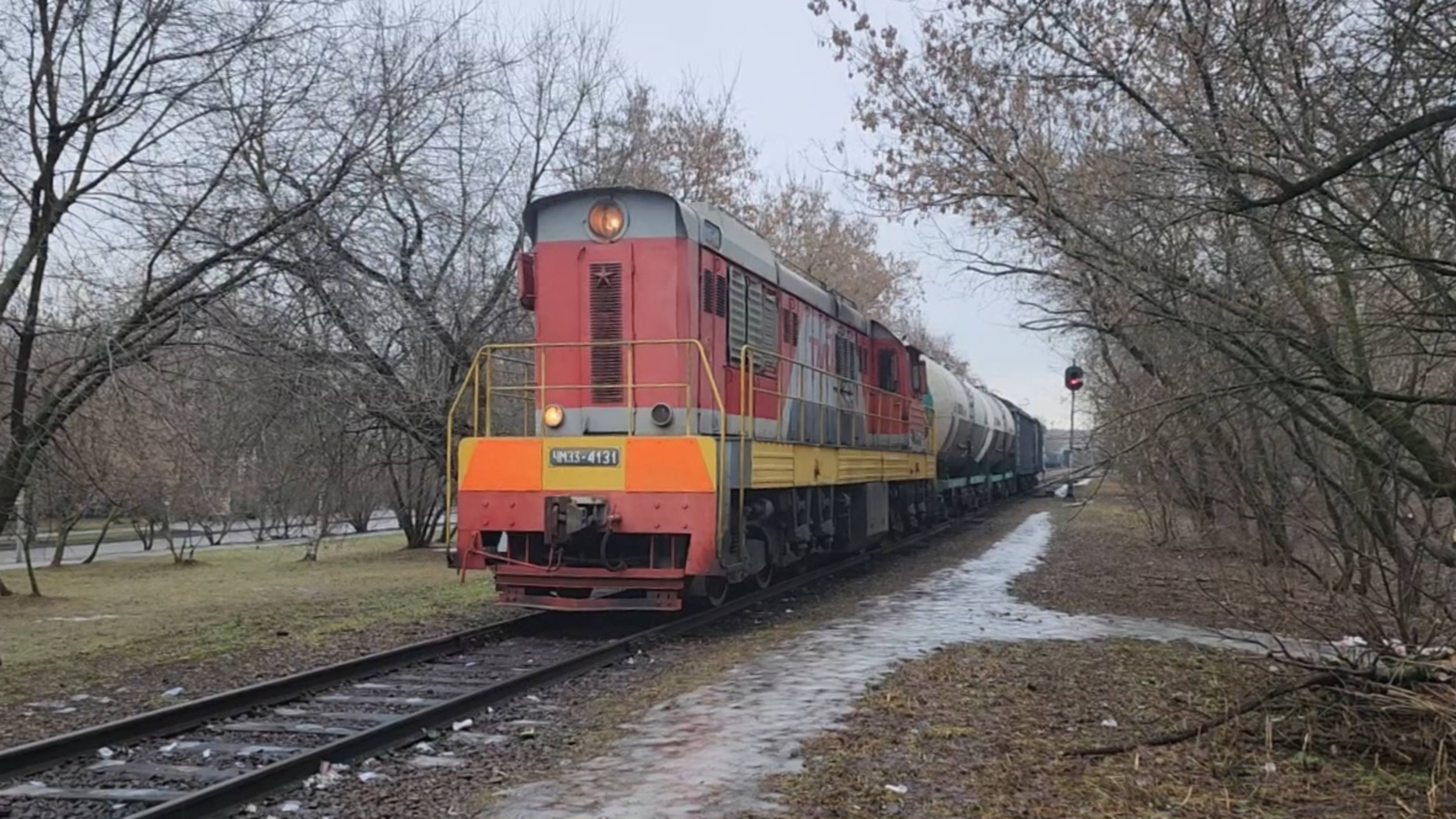 ЧМЭ3 4131 с товарняком покидает станцию Обменная.