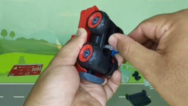 Robot Dinosaurus Triceratops nyari kendaraan mau ke kota dengan memanggil kotak mainan