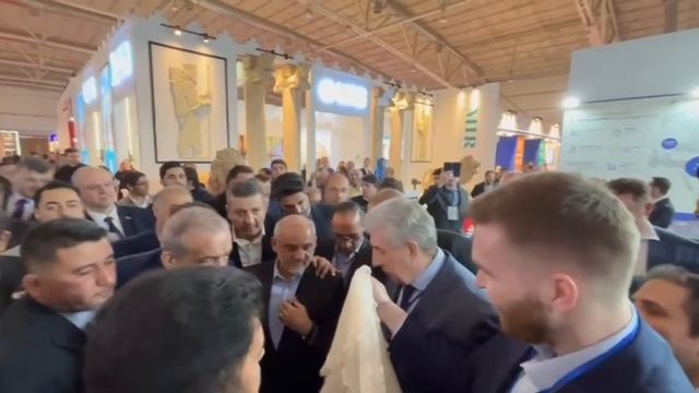 Президенту Ирана подарили Оренбургский пуховый платок
