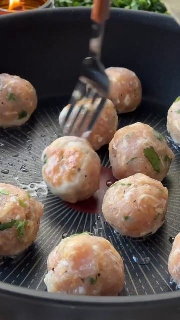 Куриные фрикадельки в сливочно-грибном соусе.