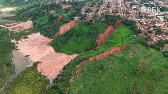 Видео с дрона огромной воронки, поглощающей бразильский город