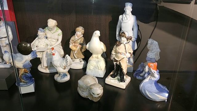 Посуда и фигурки.