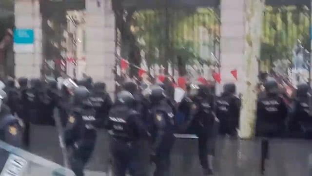 1-O/Catalan Ref. 11am. Spanish National Police at Pere Vila School