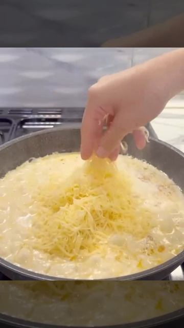 Паста в сливочном соусе с курицей и грибами.