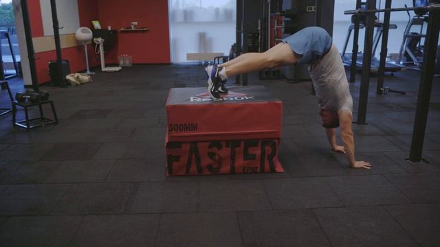 Ходьба вокруг коробки на руках_ Box around Handstand Walk