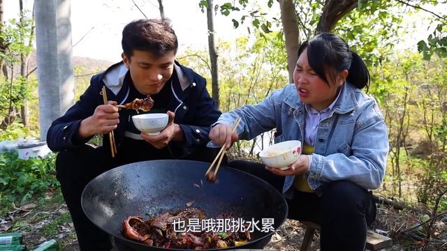 表哥就好这一口，胖妹秘制啤酒鸭，吃完碗里还想着锅里，两人吃完笑哈哈~【陈说美食】