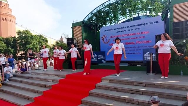 «Йӱржӧ йӱреш»-Хор «Моско Мари» Агаты Симора. Манежная площадь, Москва, 01.06.2024.