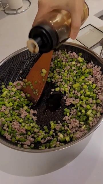 Garlic scape rice bowl 🧄If you like garlic and crunchy texture try this