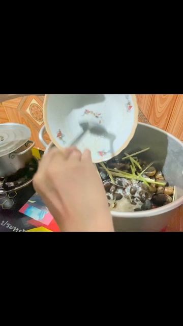 Ốc um nước dừa siêu ngon - đơn giản dễ làm.