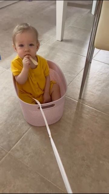 Малыш Андрюша едет в корзине
