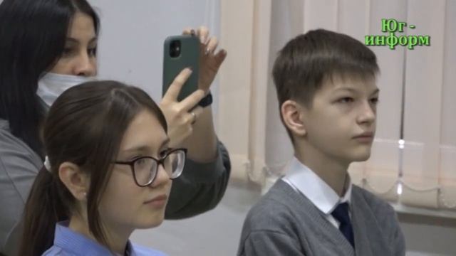 Вручение паспортов юным гражданам страны.