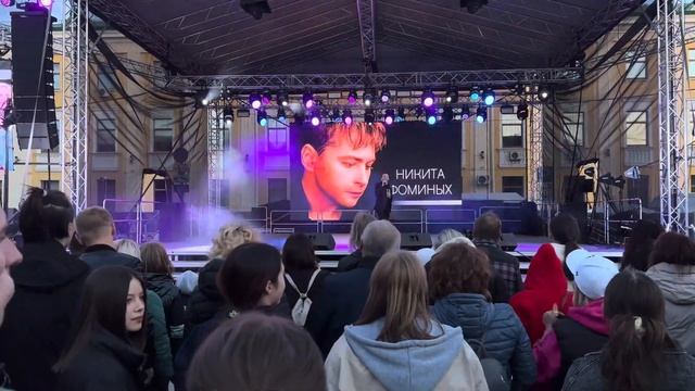 Никита Фоминых исполнил популярный хит тик тока “Italodisco” на празднике города Барановичи.