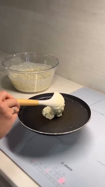 Готовим сырную лепешку на завтрак.
