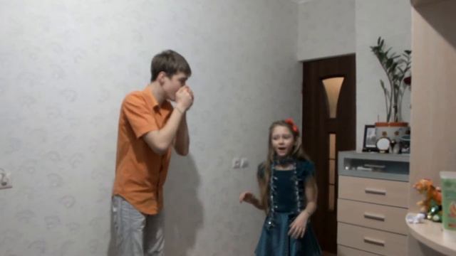 Красиво поёт(У девочки ангельский голос.не по годам)
