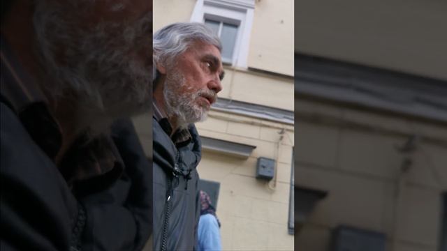 Бездомный портной не может вернуться домой