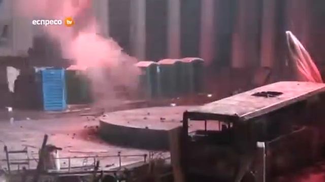 Атака боевыми туалетами на Беркут и милицию!!Ржач смотреть всем