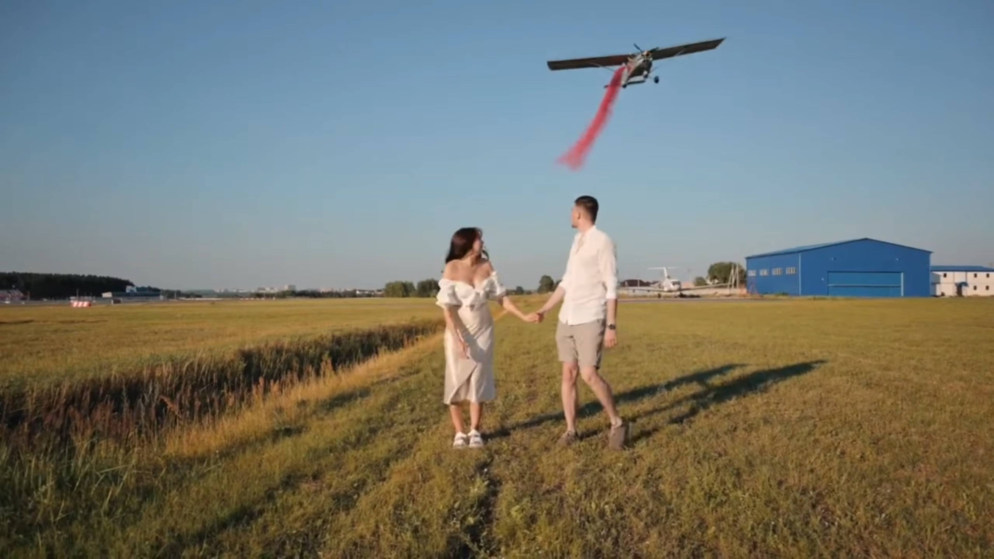 Гендер-пати с самолётом на аэродроме Мячково | Captour