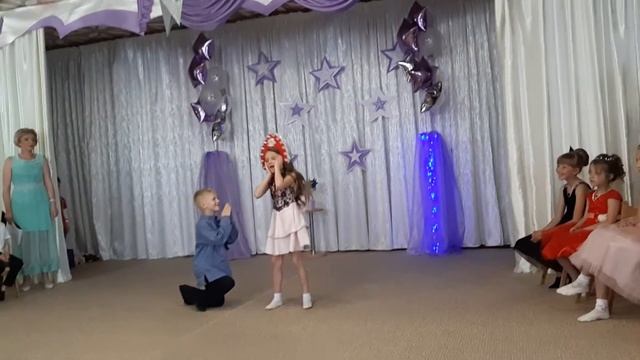 Полякова 😁 Выпускной в садике! Алина мочит!