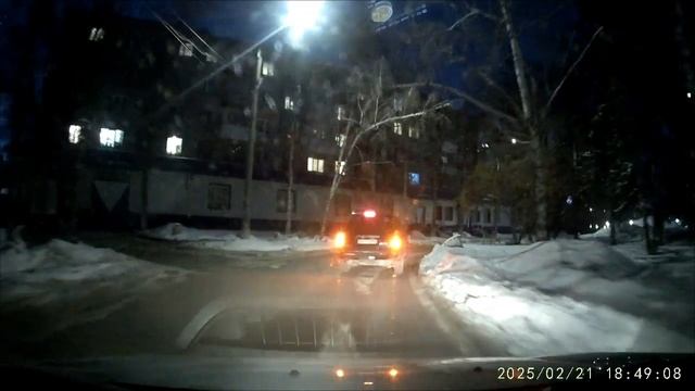 Необдуманное решение обгона перед поворотом может привести к опасным последствиям.