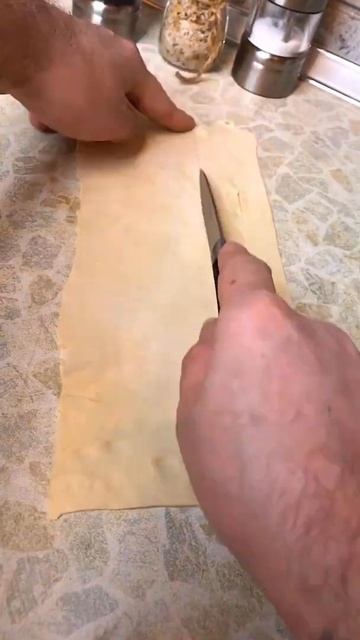 Яблочные колечки в слоёном тесте! Необычное лакомство к чаю из нежных и сочных Яблок!