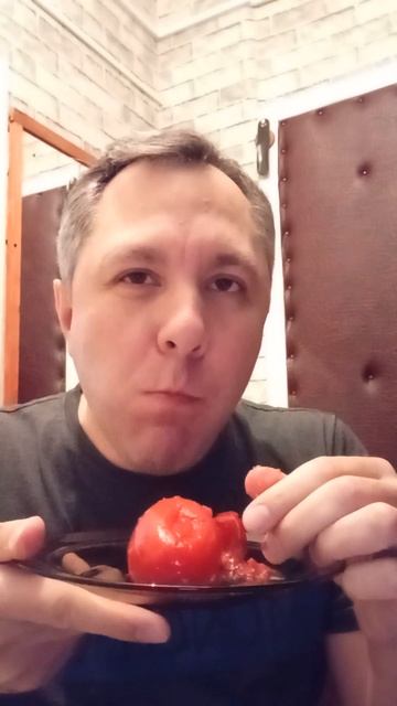 ASMR. КУШАЮ МАРИНОВАННЫЕ ПОМИДОРЧИКИ