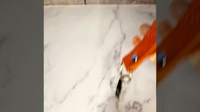 Удобный кожаный брелок - петля со смыслом 
