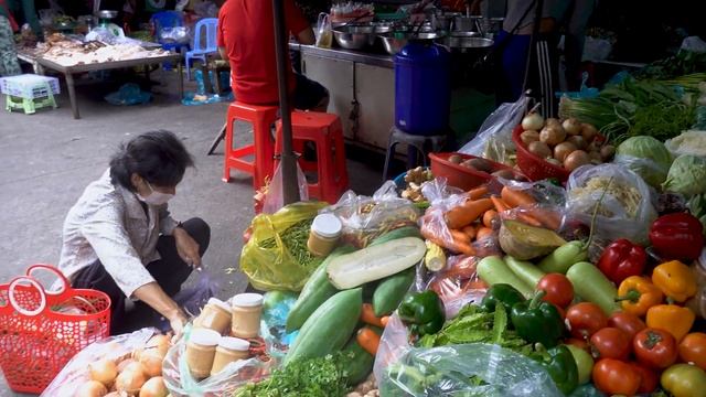 Hard Working Women @ The Market - Walk Around Cambodian Fresh Market food