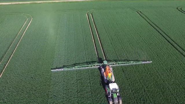 Fendt 718 Vario mit Amazone UX 5201 Super beim Weizen spritzen