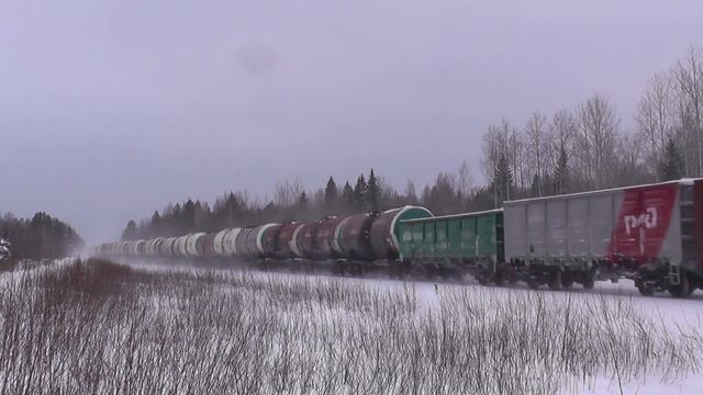 Тепловоз 3ТЭ10М-0437 с грузовым поездом