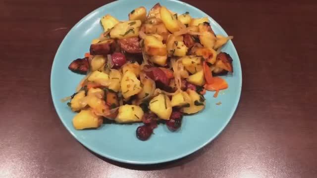 Картошка по-охотничьи с колбасками.