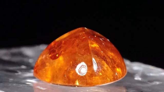 Mandarin-Granat, dreieckiger Cabochon 10.63ct.  13x13x8mm