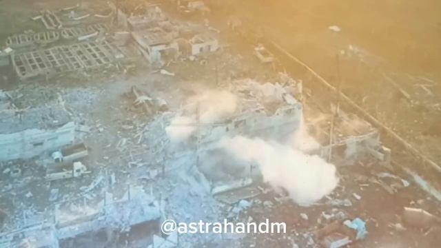 Поражение украинского укрытия попаданием fpv-дрона. Кураховское направление.