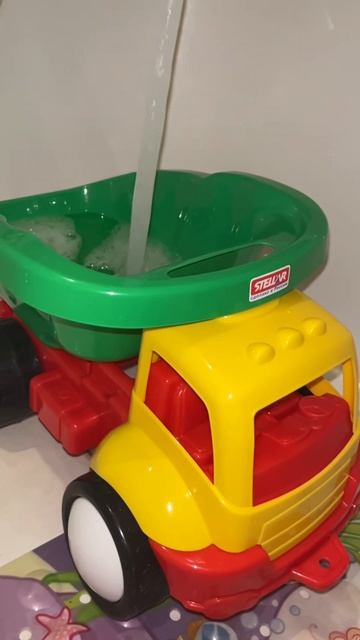 Играем в игрушки вместе! Моем грузовик