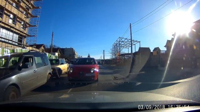 Това е: да се движи в насрещното и да ти се скара, че не му правиш път
